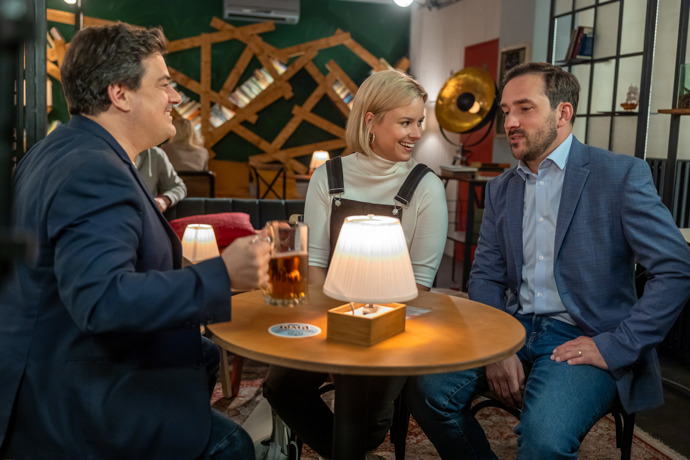 Nekonečný seriál Ulice sleduje dramatické osudy několika rodin žijících v sousedství
