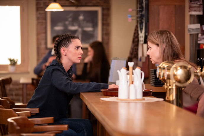 Nekonečný seriál Ulice sleduje dramatické osudy několika rodin žijících v sousedství
