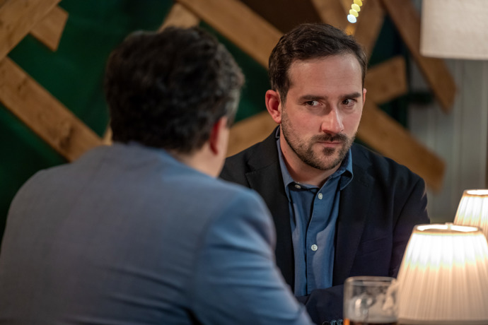 Nekonečný seriál Ulice sleduje dramatické osudy několika rodin žijících v sousedství
