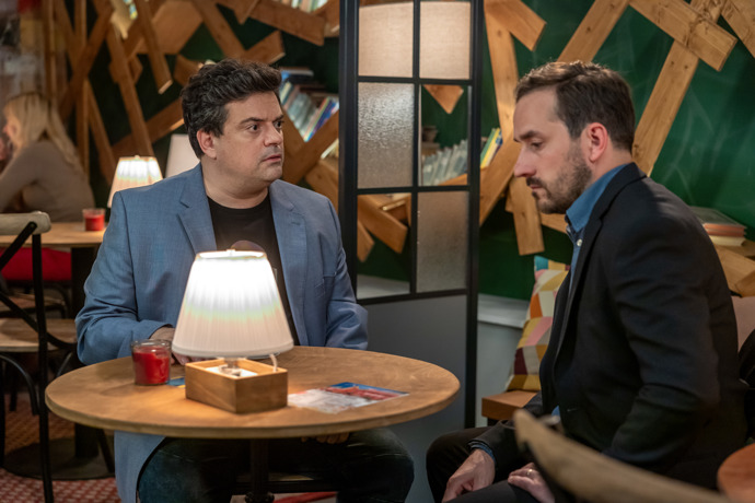Nekonečný seriál Ulice sleduje dramatické osudy několika rodin žijících v sousedství
