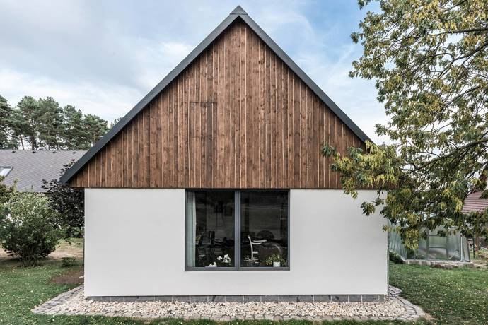 Moderní dům byl postaven ve vesnickém stylu pro rodiče, aby mohli být blízko rodině.
Moderní dům byl postaven ve vesnickém stylu pro rodiče, aby mohli být blízko rodině.