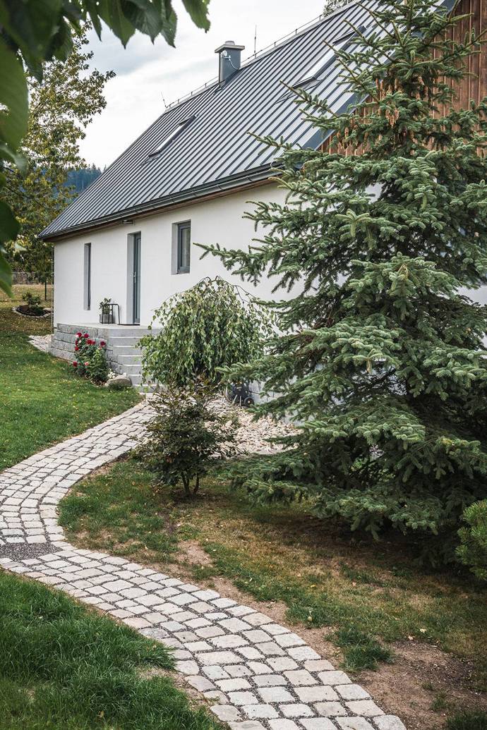 Zadáním pro architekty bylo najít prostor pro vejminek na stejném pozemku jako původní rodinný dům.
Zadáním pro architekty bylo najít prostor pro vejminek na stejném pozemku jako původní rodinný dům.