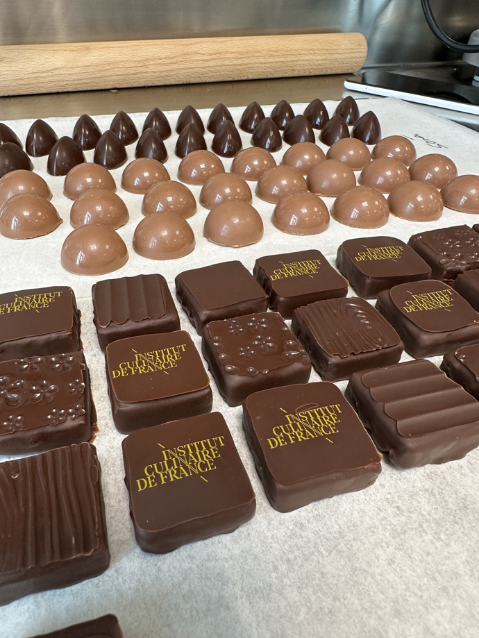 Personalizované pralinky mohou být zdobeny logy nebo jinými motivy.
Personalizované pralinky mohou být zdobeny logy nebo jinými motivy.