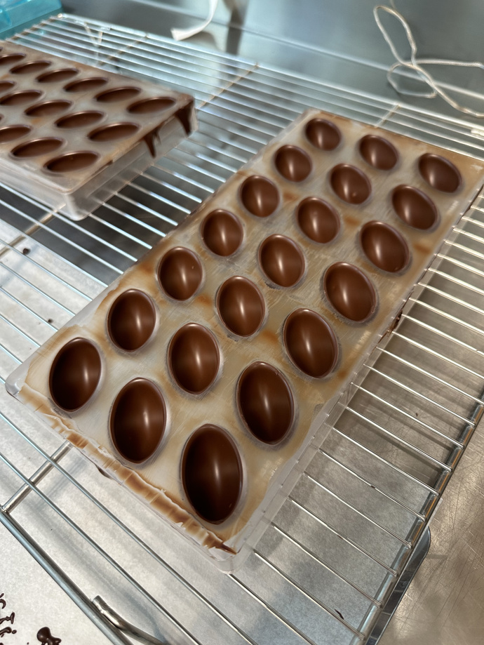 Pralinky s hladkým povrchem působí luxusně a jsou ideální pro dárkové balení.
Pralinky s hladkým povrchem působí luxusně a jsou ideální pro dárkové balení.