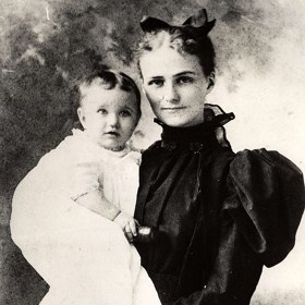 Wallis Simpson jako miminko s maminkou
