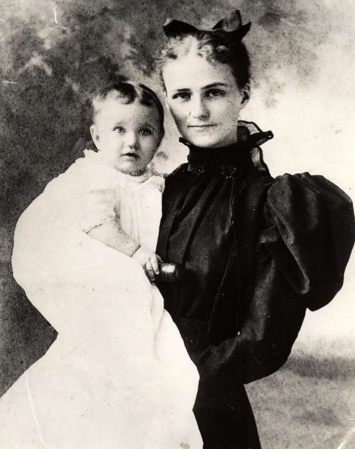 Wallis Simpson jako miminko s maminkou
