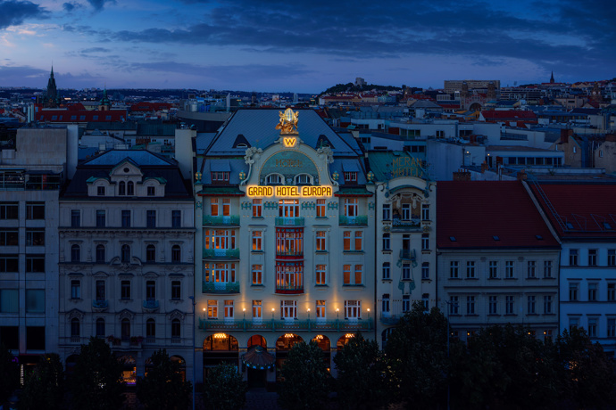 Po dekádě trvající rekonstrukci ožije budova legendárneho Grand Hotelu Evropa, který ve své největší slávě hostil ty nejvýznamnější osobnosti české historie. Hotel dnes spojuje kouzlo starého světa s novými odvážnými koncepty, čímž oživuje jedno z nejikoničtějších míst města a odráží jeho bohatou historii, pulzující kulturu a výtečnou gastronomii.
