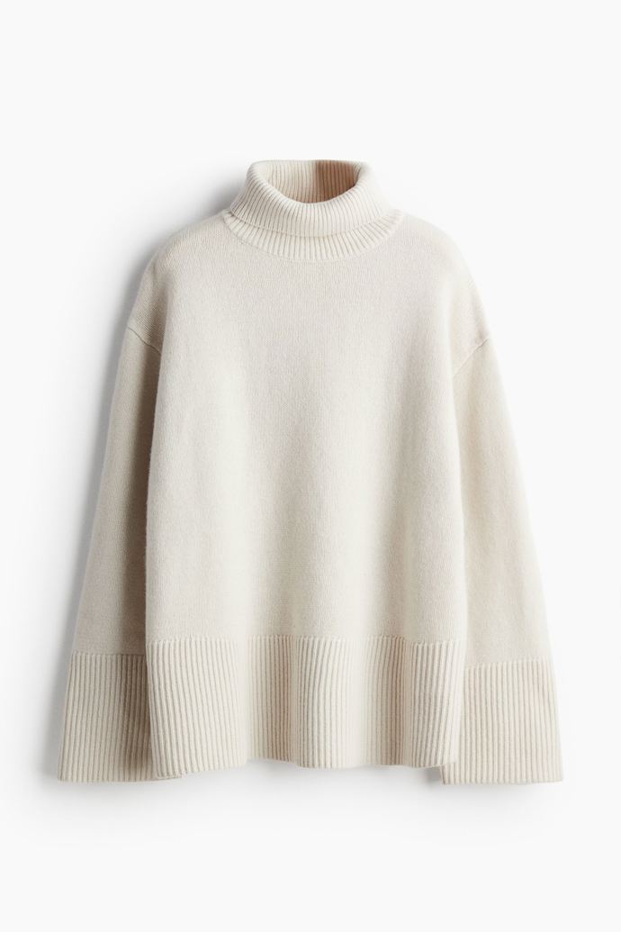Svetr z kašmírové směsi s rolákem, H&M, 3 699 Kč
Svetr z kašmírové směsi s rolákem, H&M, 3 699 Kč