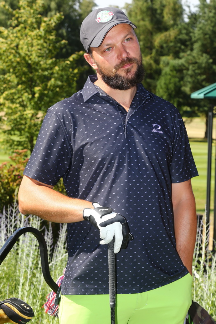 Ujfaluši relaxuje u golfu
