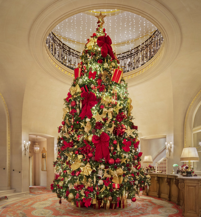 The Ritz London, jeden z nejikoničtějších hotelů světa, otevírá své brány pro hosty toužící po kouzelném prožití vánočních svátků. Velkolepé dekorace navržené Paulem Thomasem zdobí každé zákoutí hotelu, zatímco v lobby září osmimetrový vysoký vánoční strom. 
