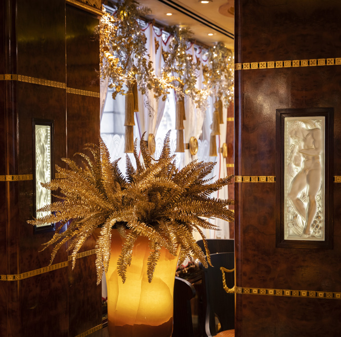 The Ritz London, jeden z nejikoničtějších hotelů světa, otevírá své brány pro hosty toužící po kouzelném prožití vánočních svátků. Velkolepé dekorace navržené Paulem Thomasem zdobí každé zákoutí hotelu, zatímco v lobby září osmimetrový vysoký vánoční strom. 
