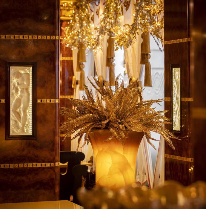 The Ritz London, jeden z nejikoničtějších hotelů světa, otevírá své brány pro hosty toužící po kouzelném prožití vánočních svátků. Velkolepé dekorace navržené Paulem Thomasem zdobí každé zákoutí hotelu, zatímco v lobby září osmimetrový vysoký vánoční strom. 
