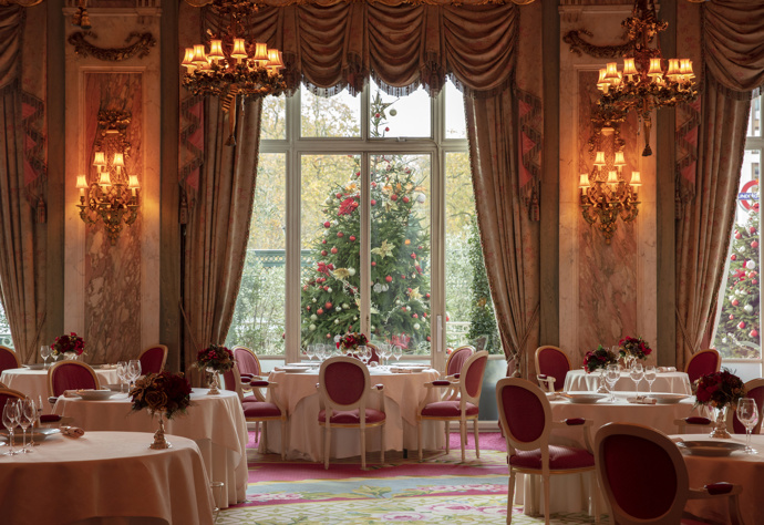 The Ritz London, jeden z nejikoničtějších hotelů světa, otevírá své brány pro hosty toužící po kouzelném prožití vánočních svátků. Velkolepé dekorace navržené Paulem Thomasem zdobí každé zákoutí hotelu, zatímco v lobby září osmimetrový vysoký vánoční strom. 
