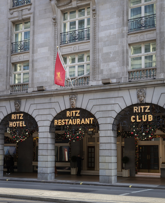 The Ritz London, jeden z nejikoničtějších hotelů světa, otevírá své brány pro hosty toužící po kouzelném prožití vánočních svátků. Velkolepé dekorace navržené Paulem Thomasem zdobí každé zákoutí hotelu, zatímco v lobby září osmimetrový vysoký vánoční strom. 
