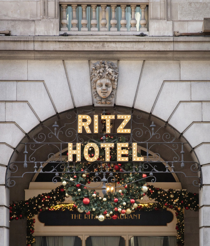 The Ritz London, jeden z nejikoničtějších hotelů světa, otevírá své brány pro hosty toužící po kouzelném prožití vánočních svátků. Velkolepé dekorace navržené Paulem Thomasem zdobí každé zákoutí hotelu, zatímco v lobby září osmimetrový vysoký vánoční strom. 
