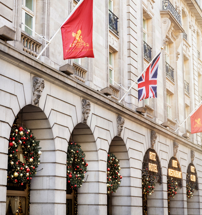 The Ritz London, jeden z nejikoničtějších hotelů světa, otevírá své brány pro hosty toužící po kouzelném prožití vánočních svátků. Velkolepé dekorace navržené Paulem Thomasem zdobí každé zákoutí hotelu, zatímco v lobby září osmimetrový vysoký vánoční strom. 
