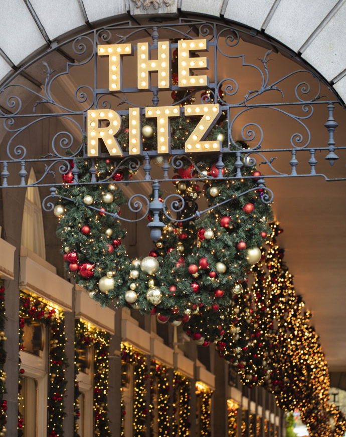 The Ritz London, jeden z nejikoničtějších hotelů světa, otevírá své brány pro hosty toužící po kouzelném prožití vánočních svátků. Velkolepé dekorace navržené Paulem Thomasem zdobí každé zákoutí hotelu, zatímco v lobby září osmimetrový vysoký vánoční strom. 

