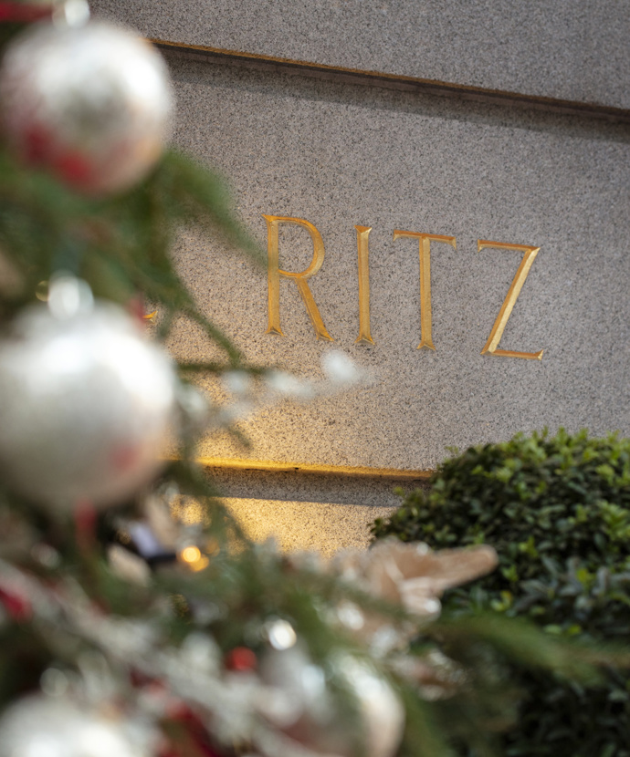 The Ritz London, jeden z nejikoničtějších hotelů světa, otevírá své brány pro hosty toužící po kouzelném prožití vánočních svátků. Velkolepé dekorace navržené Paulem Thomasem zdobí každé zákoutí hotelu, zatímco v lobby září osmimetrový vysoký vánoční strom. 

