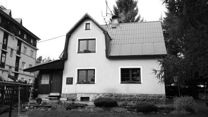 Tento dům pochází z druhé poloviny 19. století. Postupně k němu byly vybudované různé přístavby, které jeho původní vzhled hodně pokazily.
Tento dům pochází z druhé poloviny 19. století. Postupně k němu byly vybudované různé přístavby, které jeho původní vzhled hodně pokazily.