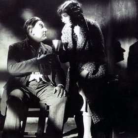 Stejnojmenný film z roku 1930 příběh Tonky Šibenice, alias prostitutky Antonie Havlové, zachytil. Venkovská dívka se stala prostitutkou ve veřejném domě, ale chybí ji její rodná hrouda. Odjede proto domů za maminkou a setká se zde se svým bývalým chlapcem Janem, který ji stále miluje a chce si jí vzít. 

