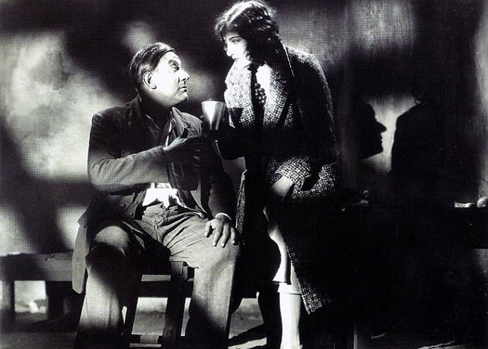 Stejnojmenný film z roku 1930 příběh Tonky Šibenice, alias prostitutky Antonie Havlové, zachytil. Venkovská dívka se stala prostitutkou ve veřejném domě, ale chybí ji její rodná hrouda. Odjede proto domů za maminkou a setká se zde se svým bývalým chlapcem Janem, který ji stále miluje a chce si jí vzít.
Stejnojmenný film z roku 1930 příběh Tonky Šibenice, alias prostitutky Antonie Havlové, zachytil. Venkovská dívka se stala prostitutkou ve veřejném domě, ale chybí ji její rodná hrouda. Odjede proto domů za maminkou a setká se zde se svým bývalým chlapcem Janem, který ji stále miluje a chce si jí vzít.