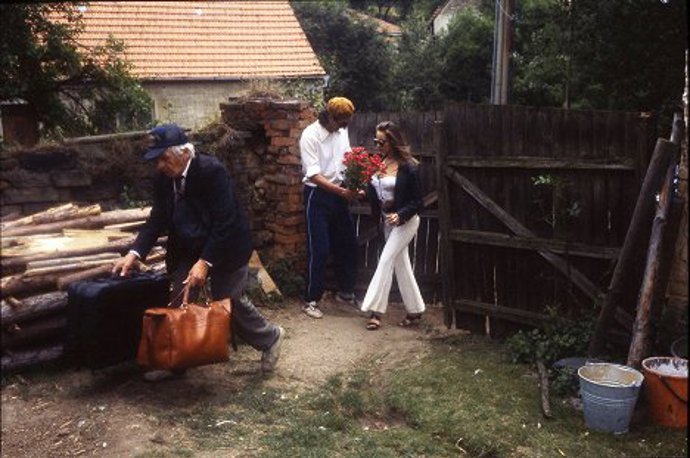 Krásná erotická masérka Irenka učarovala nejen Bohušovi, ale i českému národu. Bohužel pro Šárku Vojtkovou, lidé jí na ulici poznávali a nechápali, že se jednalo jen o roli. Mysleli si, že je i ve skutečnosti taková, jako ve filmu.

