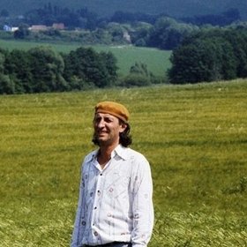 Skvělý Bolek Polívka coby Bohuš a šťastný milionář. Jak se říká, štěstí občas padne i na vola. A jak Bohuš s dědictvím naložil? To už znáte sami.
