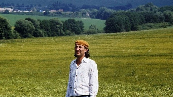 Skvělý Bolek Polívka coby Bohuš a šťastný milionář. Jak se říká, štěstí občas padne i na vola. A jak Bohuš s dědictvím naložil? To už znáte sami.
