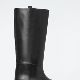 Kožené boty v jezdeckém stylu Leather Riding Boots, COS, 290 eur
