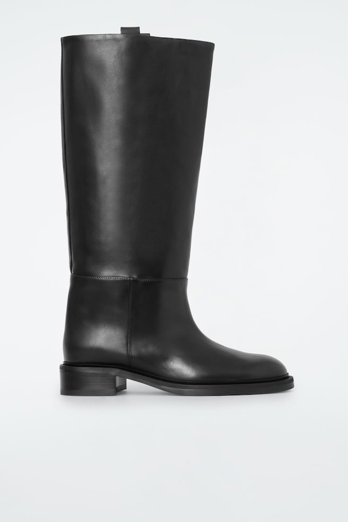 Kožené boty v jezdeckém stylu Leather Riding Boots, COS, 290 eur
Kožené boty v jezdeckém stylu Leather Riding Boots, COS, 290 eur