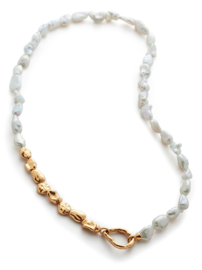 Náhrdelník s perlami Keshi pearl-detail necklace, Monica Vinader, 462 eur
