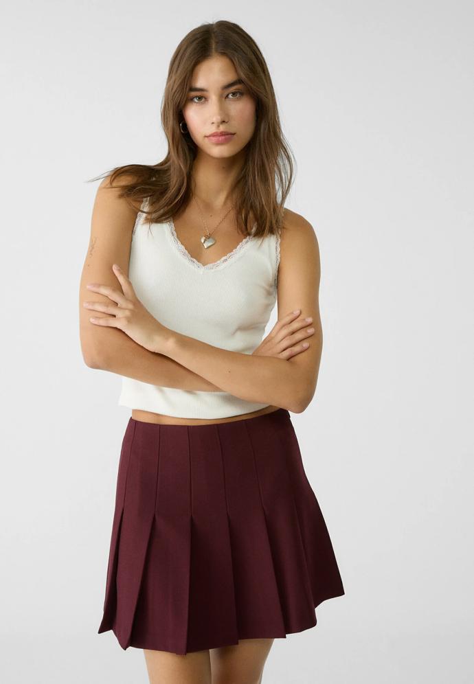 Vínová sukně Stradivarius, 549 Kč, prodává Zalando
Vínová sukně Stradivarius, 549 Kč, prodává Zalando