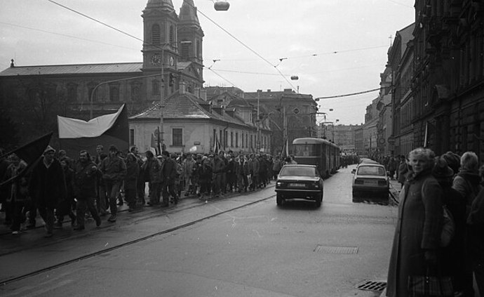 Záběry ze sametové revoluce, která vrcholila 17. listopadu 1989
