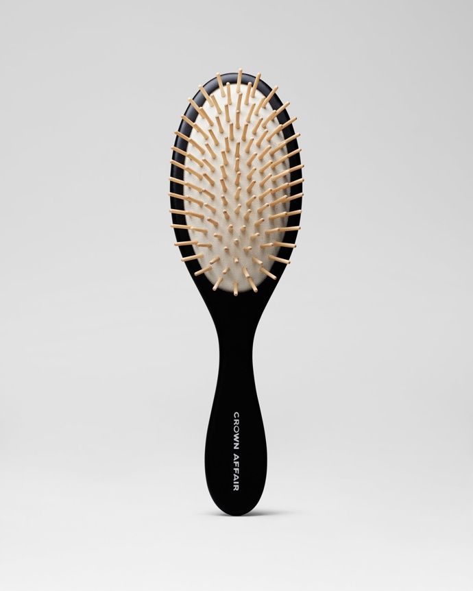 Kartáč na vlasy The Brush No. 002, Crownaffair, 98 usd
