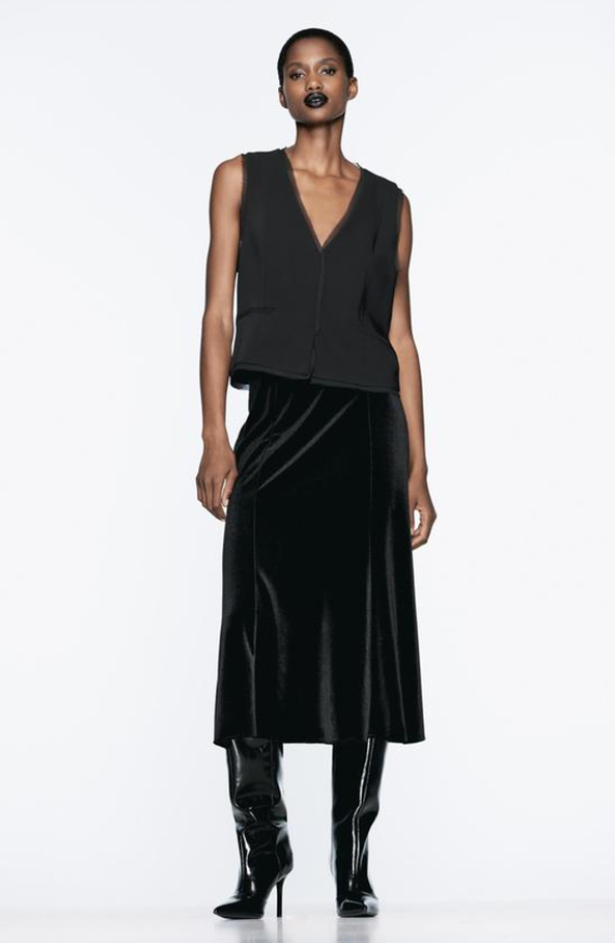 Sametová midi sukně, Zara, 699 Kč
Sametová midi sukně, Zara, 699 Kč