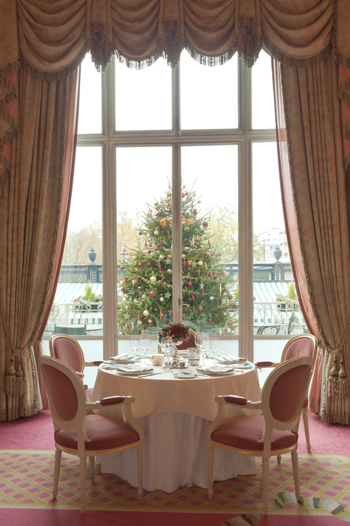 The Ritz London, jeden z nejikoničtějších hotelů světa, otevírá své brány pro hosty toužící po kouzelném prožití vánočních svátků. Velkolepé dekorace navržené Paulem Thomasem zdobí každé zákoutí hotelu, zatímco v lobby září osmimetrový vysoký vánoční strom. 
