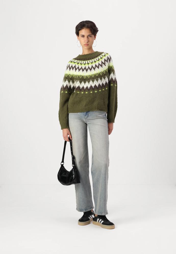 Zelený vzorovaný svetr, JDY, 432 Kč, prodává Zalando
