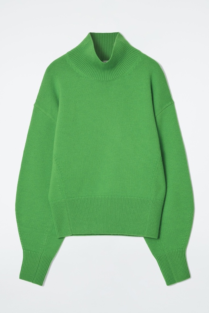 Svetr se zúženým pasem Funnel-Neck Waisted Wool Jumper, COS, 99 eur
