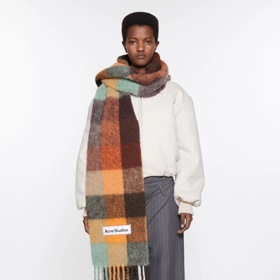 Šála, Acne Studios, 350 USD
