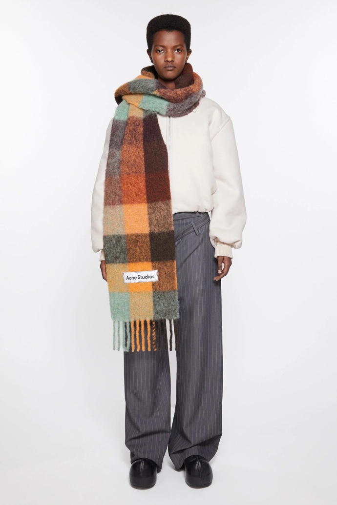 Šála, Acne Studios, 350 USD
Šála, Acne Studios, 350 USD
