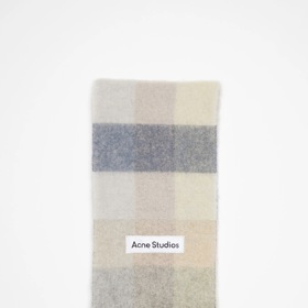 Šála, Acne Studios, 350 USD
