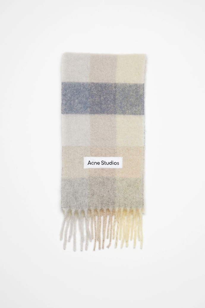 Šála, Acne Studios, 350 USD
Šála, Acne Studios, 350 USD