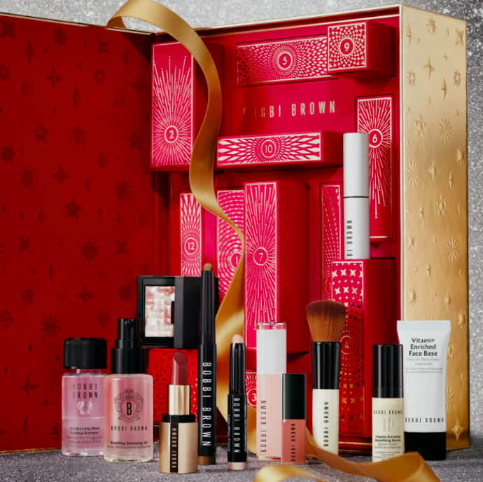 Adventní kalendář Holiday Dazzle & Glow s pečující a dekorativní kosmetikou, Bobbi Brown, 5070 Kč
