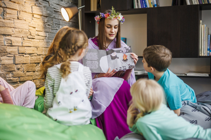 Ve Wellness hotelu Vista jsou pro děti připraveny různé animační programy. Třeba čtení na dobrou noc. 

