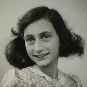 Anne v roce 1942, 2 měsíce před tím, než se spolu s rodinou ukryla před nacisty.
