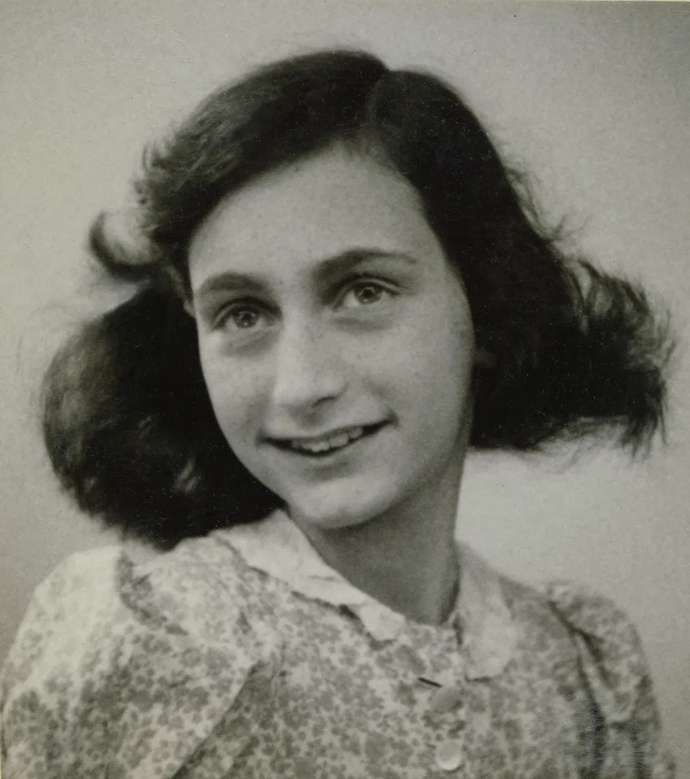 Anne v roce 1942, 2 měsíce před tím, než se spolu s rodinou ukryla před nacisty.
Anne v roce 1942, 2 měsíce před tím, než se spolu s rodinou ukryla před nacisty.