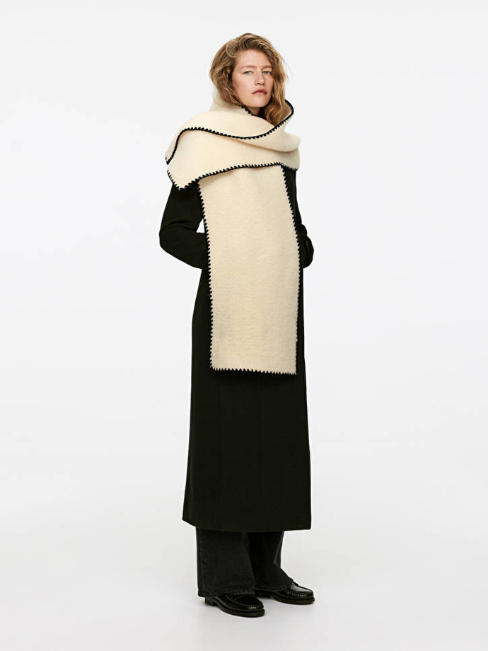 Šála, Arket, 89 EUR
Šála, Arket, 89 EUR
