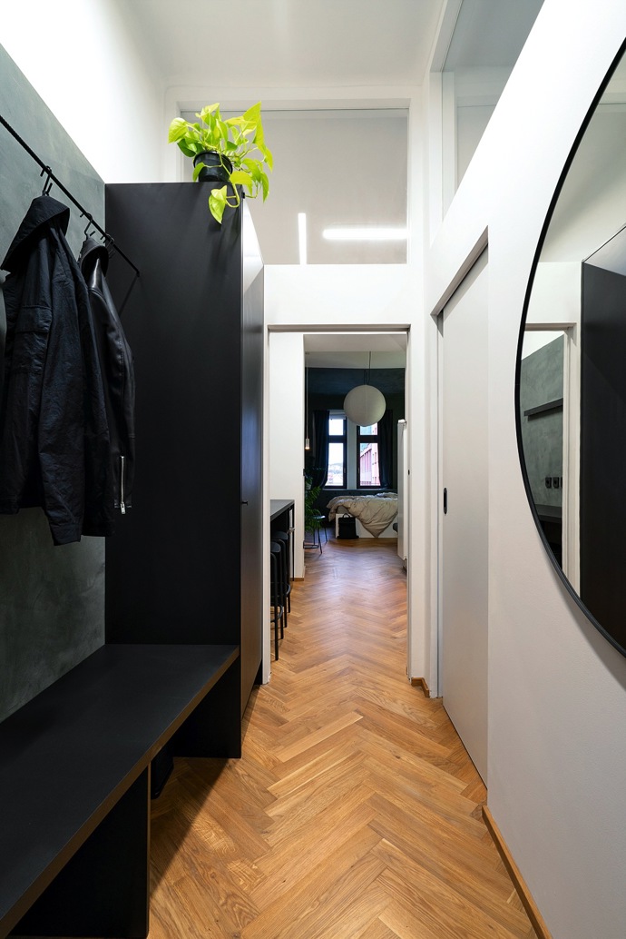 Takhle krásně to může dopadnout, když mají architekti volnou ruku. Na úzkém půdorysu bytu v pražské Libni se zdánlivě boří pravidla, jak nakládat s malým prostorem. Vyražte s Marianne Bydlení na exkluzivní prohlídku!
