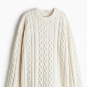 Pletené šaty s copánkovým vzorem, H&M, 899 Kč
