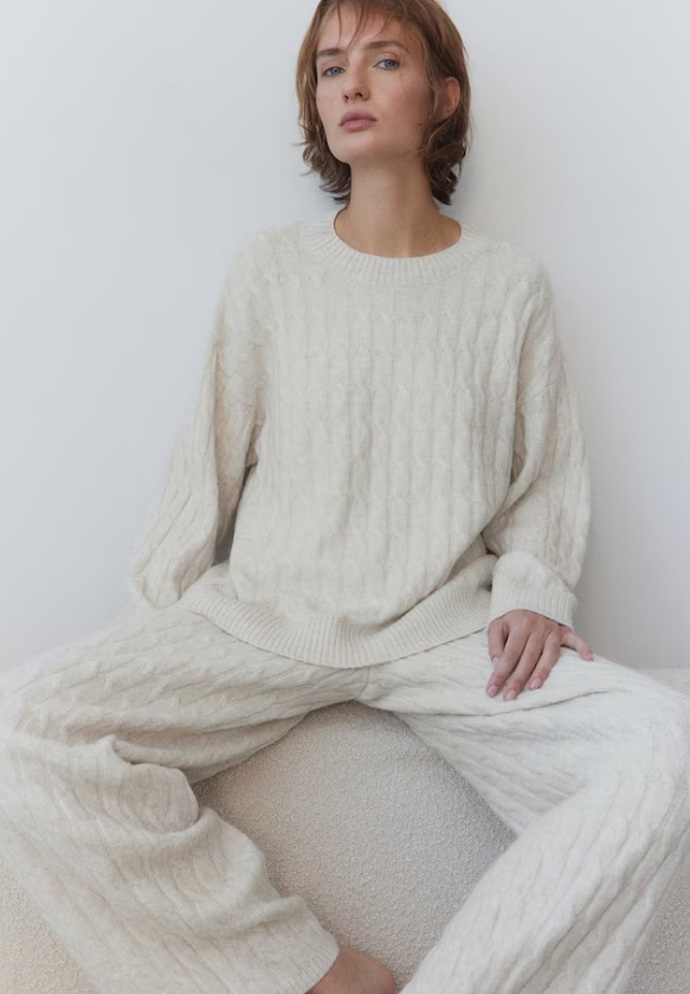 Pletený svetr s copánkovým vzorem, H&M, 839 Kč
